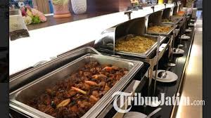 Nasi padang di korea berisikan lauk rendang, daun singkong, kerupuk, sambal hijau dan tumis telur puyuh. Anda Berlebaran Di Madiun Aston Suguhkan Opor Ayam Dan Ketupat Sayur Lodeh Spesial Tribun Jatim