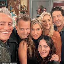 Jennifer aniston and david schwimmer are rumoured to be dating, and friends fans cannot keep calm. Friends Jennifer Aniston And David Schwimmer Nonetheless Have Feelings And Are Spending Time Collectively Geeky Craze