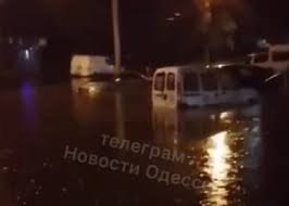 Люди боятся, что как только законы вступят в силу. Ulicy Odessy Ushli Pod Vodu Posle Grozy Korrespondent Net