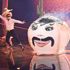 12 celebrity performers wear costumes to conceal identities. The Masked Singer Austria Germknodel Kostum Schlager Megastar Steckt Unter Skurriler Maske Tv