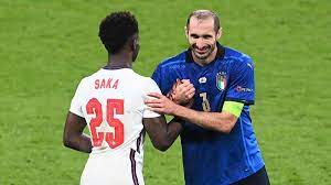 Giorgio chiellini started playing football at just 6 years of age for the youth squad of livorno and at first was used as a central midfielder. Em Italiens Kapitan Giorgio Chiellini Belegte Englands Bukayo Saka Offenbar Mit Einem Fluch Vor Dem Elfmeterschiessen Eurosport