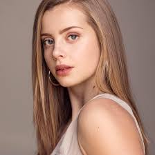 Sarah Holm's Instagram, Twitter & Facebook