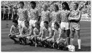 Ik vind het leuk om over voetbal te praten en er over te vertellen, en ik speel zelf ook voetbal. Van Trots Tot Introspectie Over Anti Nationalistische Herinneringen Aan 88 1 Leest