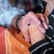 Den pflegenden angehörigen steht es frei einen polnischen dienstleister für die häusliche pflege zu bestimmen, der im zeitraum ihrer abwesenheit die pflegerischen aufgaben zu hause übernimmt. Corona Krise Hilfe Fur Pflegebedurftige Menschen Und Ihre Angehorigen Tipps Einer Expertin Corona Sprechstunde