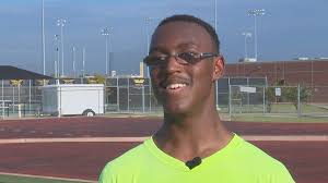 Homecoming king passes crown to friend