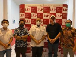 Indonesianketika mendengarkan suara ahli bagian otak yang berhubungan dengan pembuat keputusan mandiri tidak aktif. Iap Indonesia