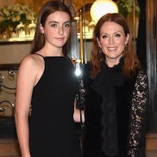 Julianne moore with her daughter in the hall watching the show of the new collection bottega veneta in new york. Julianne Moore And Daughter At New York Fashion Week 2016 Popsugar Celebrity
