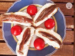 Antipasti antipasti del mondo in modo semplice e chiaro per tutte coloro che si cimentano in culinaria a preparare piatti prelibati e gustosi. Crostini Con Ricotta E Filetti Di Alici Sott Olio Ricette Al Volo