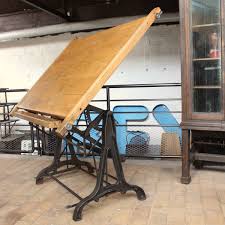 Le plateau légèrement incurvé est taillé à partir d'une seule pièce en frêne massif et les pieds de table s'y vissent aisément.‎. Ancienne Table D Architecte 1950