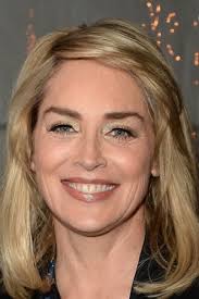 Stone pennsylvania' nın meadville kentinde dünyaya geldi.dört çocuğun ikincisi olup joe ve dorothy stone'nın kız çocuğudur. Sharon Stone A Legjobb Filmek Es Sorozatok Sfilm Hu