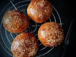 Réalisez vos buns au levain pour un burger moelleux et savoureux ! Pains Burger Au Levain Recette Par Graine De Faim Kely