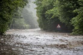 Certaines inondations sont liées à des phénomènes récurrents chaque année comme la mousson, d'autres à des circonstances météorologiques particulières, comme les cyclones ou les orages violents. Mbajugthl07tbm