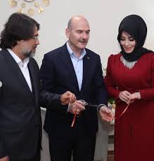 Biri kız biri oğlan iki çocukları olan süleyman soylu ve hamdiye soylu, oğlu engin levent soylu'yu, cumhurbaşkanlığı. Kurdeleyi Soylu Kesti