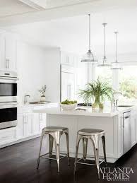 Are you ready for a dark and sophisticated kitchen? Beautiful Classic Kitchen With Dark Wood Floors White Cabinets Pendant Lighting Classic Kitchens Modern Kitchen Kitchen Flooring