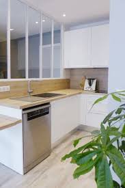 Gris Argente Un Espace De Vie Chic Confort Situee Dans Un Appartement De Neuville Interieur Moderne De Cuisine Interieur De Cuisine Cuisine Blanche Et Bois