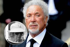 The aspiring musician, who goes by the name jon jones, wants to see his dad before it's too late. Tom Jones Er Trauert Um Seine Ehefrau Gala De