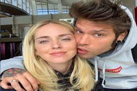 Non si ferma davvero mai, chiara ferragni (29 anni, alta 1,77 cm). Fedez Prende In Giro Chiara Ferragni Sui Piedi Lei Replica