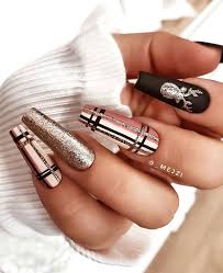 Trendy colors, new nail art, nail shapes and decorations in 100 photos hair color winter 2020 2021: 25 Christmas Nails 2020 Glitter And Plaid Christmas Nails Design