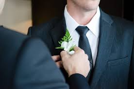 Der baumstamm liegt auf sägeböcken und muss vom das hochzeitspaar hat hierbei die aufgabe, gemeinsam mit einer säge den baum sägen. Nutzliche Tipps Fur Diy Hochzeit
