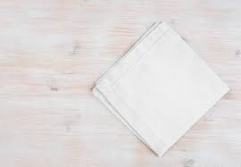 En plus de raviver les couleurs, il sait aussi assouplir le linge et supprimer les mauvaises odeurs désagréables incrustées surtout, évitez l'eau de javel qui fait jaunir les vêtements blancs. Linge Jauni Aux Pliures Comment Recuperer Le Linge Jauni Dans L Armoire Tout Pratique