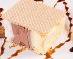 Buche Glacee Vanille Chocolat Ananas Et Noix De Coco Delicieux Desserts Nourriture Delicieuse Sandwich A La Creme Glacee