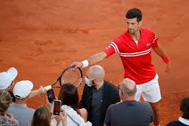 Novak djokovic thanks a young fan for her support by giving her a racquet after beating matteo berrettini in the wimbledon final. Novak Djokovic Gives French Open 2021 Winning Racquet To Boy For Coaching Him Right Marketshockers