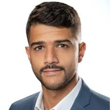 Nach meinem erfolgreichen Master-Abschluss an der EBS Universität hatte ich  heute die Ehre, meine erste Vorlesung als Dozent zu halten. Die  nebenberufliche Lehrtätigkeit ist für mich eine großartige…