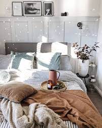 Ruangan yang sempit dan tidak banyak space kosong tidak jadi masalah karena bisa disiasati dengan mengatur pencahayaan dan pemilihan warna cat yang cerah. 12 Ide Kombinasi Dan Desain Cat Kamar Tidur Yang Sempit