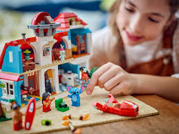 First look at LEGO Lilo and Stitch Beach House set! What do you think? ➡️  834 Pieces ➡️ $89.99 ➡️ Available March 1 –––– Amazing adventures await  fans and kids aged 9