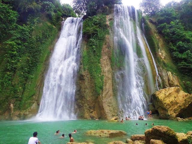Keindahan alami Curug Cikaso, AI generated