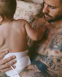 Barack Obama shares a rare family photo to celebrate wife Michelle 💖📸 In  the sweet snapshot, Michelle Obama is seen lovingly hugging their  daughters—Malia, 26, and Sasha, 23. The former president honored