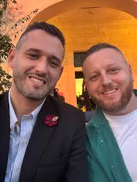 Ilbieraħ iltqajt mal-Muni li rajnieh fl-aħħar 'Malta Eurovision' flimkien  ma' Dario Bezzina bil-kanzunetta Għażliet. Fakkarni li ħadna sehem flimkien  fil-musical 'Ir-Rebbieħ' dwar il-ħajja ta' San Filippu t'Aġira lura  fl-2010. Kif itir iż-żmien.