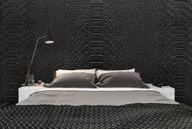 overzicht slangenleer behang en bed met nachtkastje in de black suit slaapkamer slangenleer stijlvolle slaapkamer slaapkamer behang
