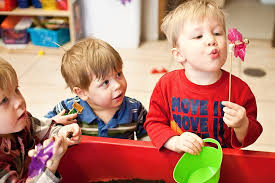 La pasarela de globos es una actividad más en esta lista de juegos para niños en fiestas que les encantará. 6 Actividades Para Ninos De 1 A 2 Anos Les Encantan Madres Hoy