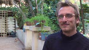 He befriended a number of musicians at the camp, including jon batiste, now the band leader for stay human, the late show 's house band. Covid 19 On Vous Explique La Polemique Entre Le Docteur Louis Fouche Et La Direction Des Hopitaux De Marseille