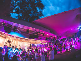 Στα καλά πάρτυ με τους διάσημους dj o τιμοκατάλογος, ξεκινά από 500 ευρώ τιμή εισόδου και οι καταναλώσεις ξεκινούν από 3.000 και φτάνουν τις 10.000, όπως αναφέρει το mega. Super Paradise