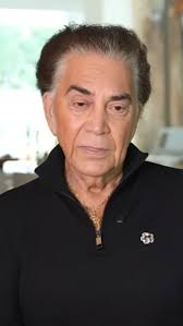 BadBunny sorprendió a un grupo de estudiantes de la Escuela Rafael Cordero  en San Juan, #PuertoRico, al aparecer inesperadamente en una parada de  autobús cercana. El encuentro ocurrió mientras los estudiantes esperaban