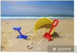Article classique pour les journées à la plage. Poster La Plage Seau Et Pelle De L Enfant Sur Une Plage De Sable Avec Des Coquillages Pixers Nous Vivons Pour Changer