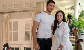 Jakarta :rumah tangga penyanyi indonesia, aura kasih kini retak apabila dia dikhabarkan sudah menuntut cerai daripada suaminya eryck amaral apabila membawa kes mereka ke pejabat agama jakarta selatan. Waow 7 Potret Honeymoon Aura Kasih Dan Eryck Amaral Berita Paling Viral