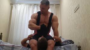 Muscle Domination: Squeezing the poor guy - ThisVid.com