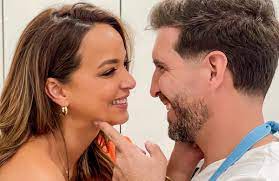 Somos marido y mujer, pero en casas distintas y sin estar casados”: Adamari López revela la verdad de su relación con Carlitos Pérez-Ruiz, con quien la vinculan desde su separación de Toni