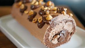 Buche De Noel Roulee Facile Et Gourmande Nutella Ganache Chocolat Lait Noisettes Grillees Youtube