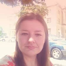 Elizabeth Topliff's Instagram, Twitter & Facebook