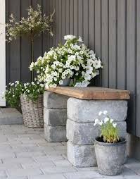 Gartenbank Aus Grossen Steinen Und Einem Holzbrett Vorgarten Gartenbank Selber Bauen Garten