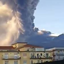 This august we walked from the edge of the etna national park until we reached the maximum height of ascent (3'000 metres at this time). Jan Czapski On Twitter Wybuchla Etna Wybuch Uwalnia Codziennie Wiecej Pylu Popiolu Dwutlenku Wegla Wodoru Chlorowodoru Dwutlenku Siarki Metanu Fluorowodoru Siarkowodoru I Amoniaku Ile Caly Polski Przemysl Wulkan Naparza Za Darmo Polacy