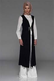 Tesettur Siyah Suet Yelek Modelleri Moda Tesettur Giyim Moda Stilleri Moda Siyah Suet