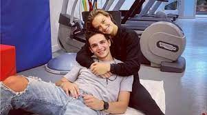 Καλά, σε σχέση με τον κωνσταντίνο μητσοτάκη, ήταν καλλονή. Oi Prwtes Koines Fwtografies Toy Plhrwmenoy Erwta O Yios Mhtsotakhs Kai H Ntabrantismenh Sakkarh Eikones Makeleio Gr