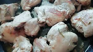 Aggiungiamo le cosce e le sovra cosce di pollo e la cipolla rosoliamo il pollo a fiamma vivace per una decina di minuti fino a farlo ben dorare in tutte le sue parti. Sovracosce Di Pollo Al Vino Bianco E Rosmarino Il Capoluogo