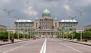 The building overlooks the lake, the mosque and the dataran of putrajaya. Perdana Putra Wikipedia