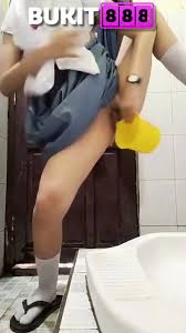 cewe SMA omek pake gayung di toilet sekolah viral banget